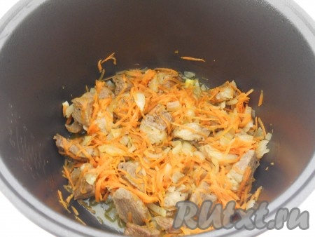 Добавить к мясу лук и морковь, перемешать и снова выставить режим "Обжаривание" на 10 минут.

