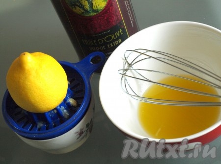 В отдельной мисочке лимонный сок взбиваем венчиком с оливковым маслом и заправка для греческого салата готова.