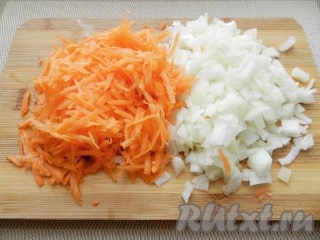 Лук и морковь очистить. Лук нарезать, морковь натереть на терке.