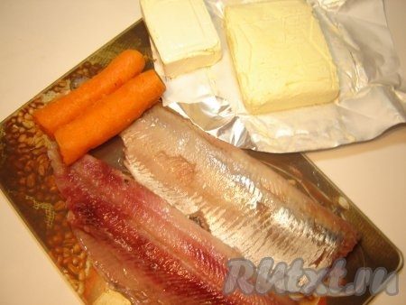 Рецепт приготовления селёдочного масла очень прост. Очистите тушку селёдку от  костей и от шкурки. Морковку вымойте и отварите до готовности. Очистите от кожуры.