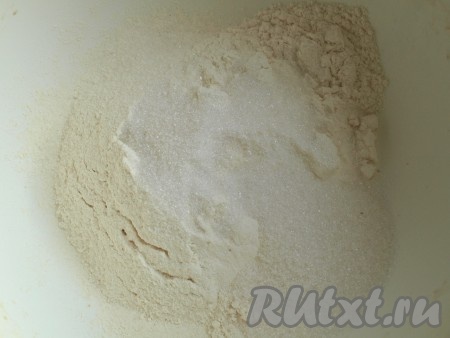 В объёмную миску всыпать сахар, соль, муку и разрыхлитель, перемешать сухие ингредиенты.