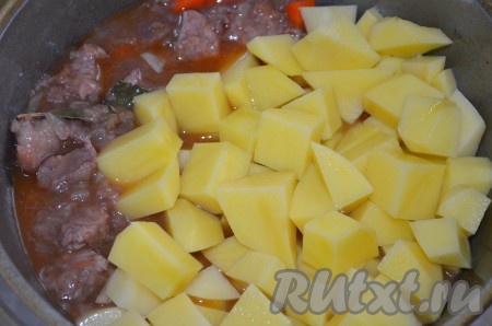 Затем добавить порезанный картофель, опять влить бульон или воду, чтобы всё покрыла. Тушить до готовности.
