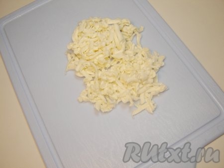 Плавленный сыр натереть на крупной терке.
