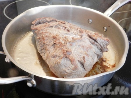 В сковороде разогреть растительное масло и обжарить мясо по 2 минуты с каждой стороны (до румяной корочки) на сильном огне.