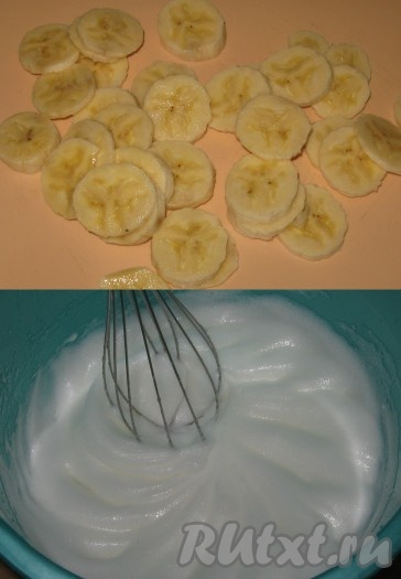 За 10 минут до истечения этого времени банан нарезать кружочками, белки с 1 чайной ложкой сахара взбить в пышную пену.
