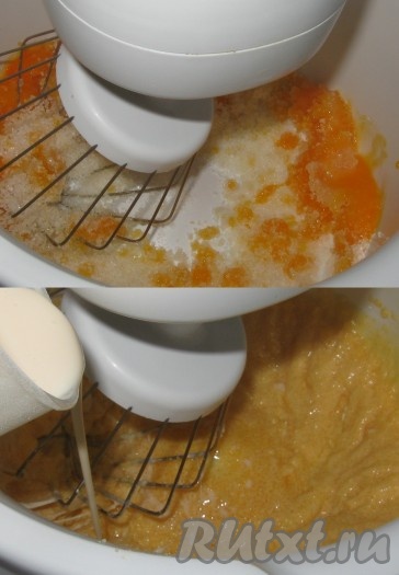 Желтки, сахар и ванильный сахар соединить в чаше для миксера, взбить до однородности, затем влить половину порции ряженки (во вторую половину добавить соду), все хорошо взбить.
