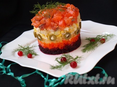 Украшаем вкусный, яркий салат "Королевская шуба" с сёмгой  клюквой, оливками, зеленью и подаём к столу.
