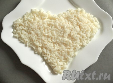 Рис отвариваем до готовности, выкладываем на блюдо в виде сердца и смазываем майонезом.
