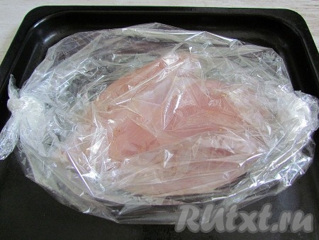 Переложите подготовленную куриное мясо в пакет для запекания, плотно завяжите пакет с обеих сторон. Сверху сделайте несколько проколов. Запекайте грудку около 30 минут в разогретой до 200 градусов духовке.