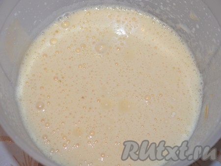 Для приготовления теста взбить сахар и яйца в пышную массу при помощи миксера (взбивать нужно минут 5, масса должно посветлеть и увеличиться в объёме). Влить молоко и подсолнечное масло, перемешать до однородности.