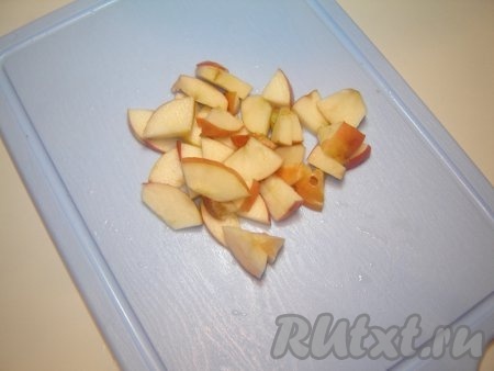 Вырезаем сердцевину у яблока и нарезаем  кусочками.