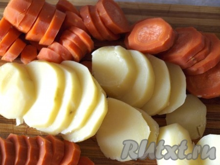 Нарезаем морковь и картофель кружками.
