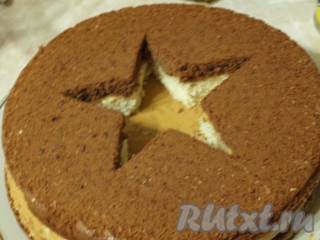 На белый корж положить шоколадный корж со звездой, смазать бока торта "23 февраля" кремом. 