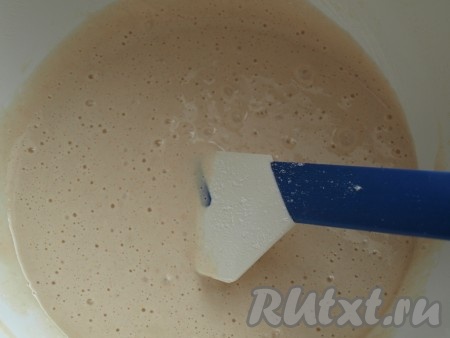 Для приготовления белого бисквита нужно взбить яйца до увеличения в объёме, затем, постепенно добавляя сахар, взбивать ещё минут 7. В получившуюся массу тоненькой струйкой добавить муку, аккуратно перемешивая снизу вверх. Получившееся тесто вылить в разъёмную форму (24 см), застеленную бумагой для выпечки. Тесто равномерно распределить по форме, покрутив форму несколько раз по часовой стрелке. Поставить на 25-30 минут в духовку, разогретую до 180 градусов. Готовый белый бисквит остудить. Он получится примерно 1,5 см в высоту. 