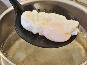 Далее разбить яйца и вылить в воду. Главное - яйца должны быть свежими, а вода никогда не должна сильно кипеть. Каждое яйцо варить 4 минуты. Затем вытащить и поместить в холодную воду.
