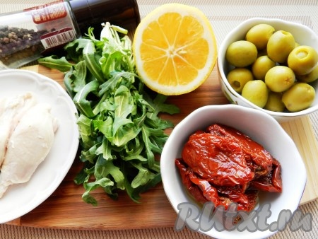 Ингредиенты для приготовления салата с курицей и вялеными помидорами