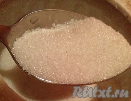 Шаг 3. Гасим соду в кефире и добавляем в смесь.

Шаг 4. Далее добавляем сахар и соль и вымешиваем сладкое и соленое тесто. Вкус лучше проверять, так как у каждого свои вкусовые предпочтения. Тесто должно напоминать мягкий пластилин.