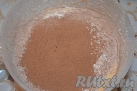 Просеять муку и какао в тесто, перемешать шоколадное тесто венчиком (или столовой ложкой).