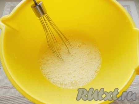 Взбить яйца с солью, сахаром и растительным маслом.