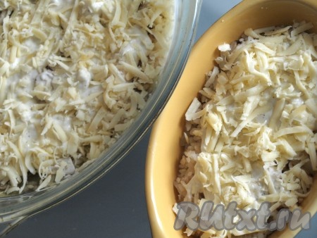 Поверх курицы с рисом равномерно распределяем соус "Бешамель", посыпаем натёртым сыром.