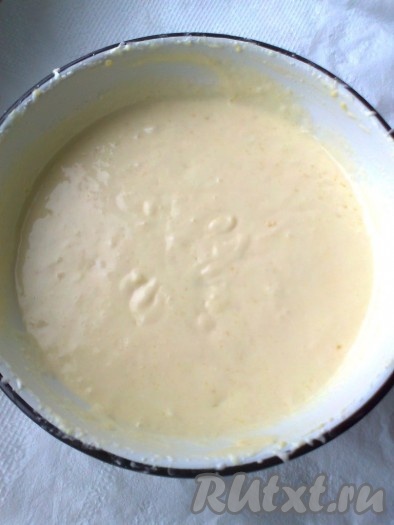Основа для этого торта "Птичье молоко" готовится просто. Взбейте миксером яйца  с сахаром в течение 5 минут до растворения сахара, всыпьте муку и разрыхлитель, размешайте. Получится довольно жидкое  тесто. 