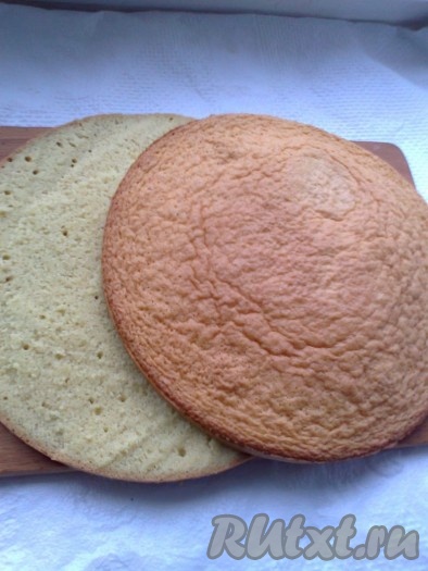 Готовый бисквит остудите и разрежьте на два пласта. 
