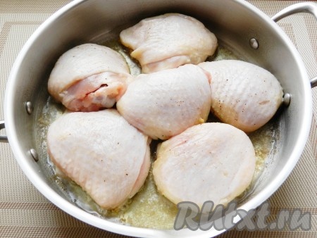 В сковороде разогреть растительное масло и обжарить куриные бедра с двух сторон до румяной корочки. Переложить обжаренные куриные бедра в кастрюлю с толстым дном.