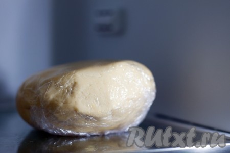 Сформируйте из теста шар, заверните в пищевую пленку и положите в холодильник на 30 минут.

