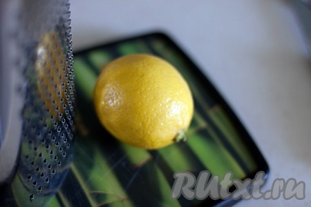 Соедините размягченное сливочное масло с сахаром, добавьте яйцо и перемешайте. Цедру одного лимона высыпьте в миску, а  затем добавляйте муку, тщательно вымешивая тесто.