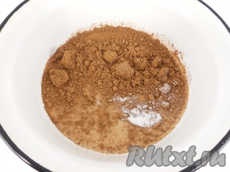 Приготовить глазурь: в молоко добавить сахар, какао-порошок и ванильный сахар. Поставить на огонь, довести до кипения.