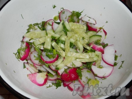 Свежий огурец, если будете его добавлять в салат, нужно вымыть, нарезать на небольшие брусочки и  добавить в салат из редиса и зелени.