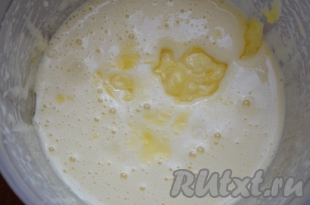 К смеси яиц и сахара добавить размягчённое сливочное масло, перемешать миксером.