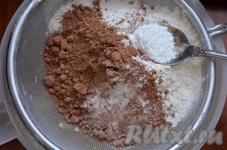В смесь яиц и масла просеять муку, соду, разрыхлитель и какао, тщательно перемешать. Шоколадное тесто получится средней густоты.