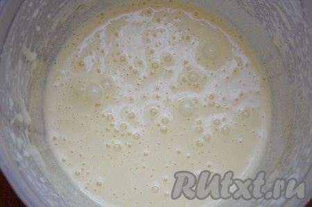 Сливочное масло для приготовления кекса нужно достать заранее, чтобы оно хорошо размягчилось при комнатной температуре (при желании, можно масло прогреть в микроволновке, но растапливать его полностью не нужно). Яйца взбить с сахаром миксером в течение 5-7 минут (яичная смесь должна посветлеть и увеличиться немного в объёме).