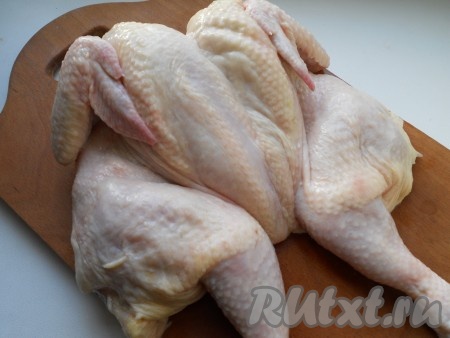 Курочку хорошо вымыть, обсушить бумажными полотенцами. Чтобы лучше замариновалась, разрезать курицу вдоль по спинке.