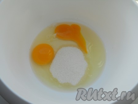 В отдельной глубокой миске соединить яйца с сахаром.