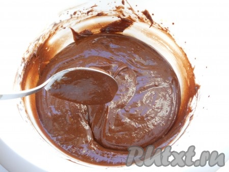Добавляя муку, учитывайте, что шоколадное тесто должно получиться в меру густым, напоминающим сметану средней густоты.