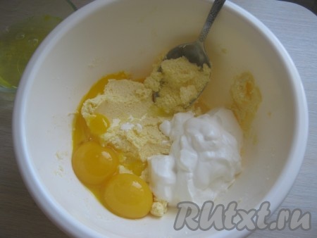 Добавляем желтки и сметану в масляно-сахарную смесь, взбиваем миксером.