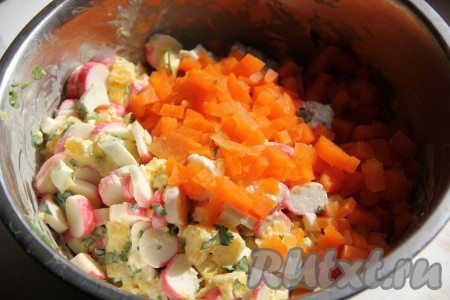 Морковку нарезать на небольшие кубики и вместе с майонезом добавить в салат, перемешать, посолить, ещё раз перемешать.