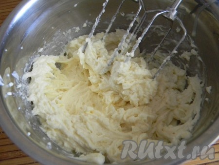 Масло взбить со сгущенкой, добавить ванильный сахар и перемешать.
