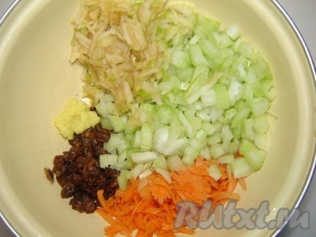 Смешать все ингредиенты для салата (морковь, изюм, сельдерей, яблоко и имбирь). Добавить легкий майонез и соль по вкусу.