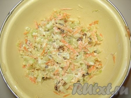 Смешать все ингредиенты для салата (морковь, изюм, сельдерей, яблоко и имбирь). Добавить легкий майонез и соль по вкусу.