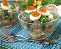 Салат из блинов с сёмгой и перепелиными яйцами