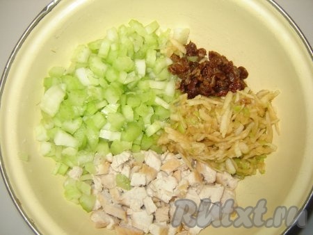 Смешиваем все ингредиенты нашего салата: мясо птицы, сельдерей, яблоко и распаренный изюм.