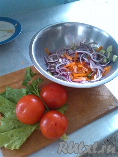 Лук нарезать полукольцами, болгарский перец - на полоски, помидоры - на небольшие дольки, огурец - на полукружочки (или кружочки), переложить овощи в глубокую миску.