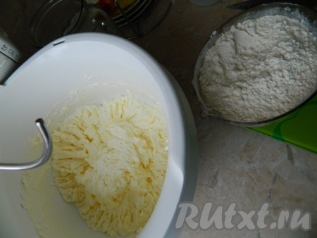 Добавляя частями муку, замесить тесто. Делать или вручную, или на маленькой скорости комбайна, или миксера (чтобы тесто не брало лишнюю муку).
