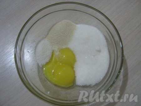 В миске соединяем желтки, сахар, манку и ванильный сахар.
