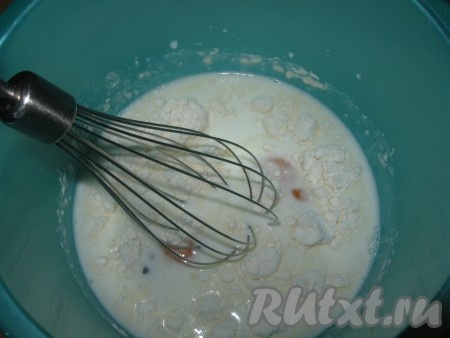 Для приготовление крема нужно 250 миллилитров молока, яйца и муку соединить и взбить венчиком до получения однородной массы (без комочков).