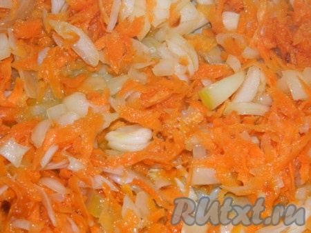 Морковь трём на тёрке, лук режем, немного обжариваем и добавляем зажарку из моркови и лука в суп. Варим минут 15.
