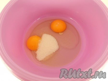 Яйца разбить в миску, всыпать сахар и взбить миксером в течение 3-4 минут.
